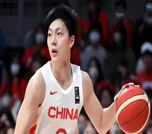 中國男籃12人大名單出爐！胡明軒焦泊喬入選，崔永熙無緣，龐崢麟免檢