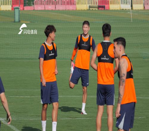 齊魯?shù)卤荣惽坝?xùn)練：王大雷、陳澤仕、王彤缺席，李源一回歸