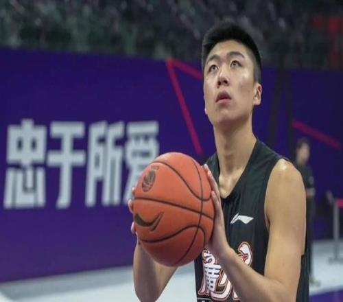 廣州男籃4分險(xiǎn)勝！新帥開(kāi)門(mén)紅，陳國(guó)豪14分，狀元秀缺席