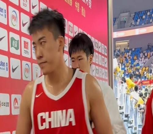 男籃潰敗烏拉圭！李悅洲低頭，全隊沉默不語，現場球迷高喊加油！