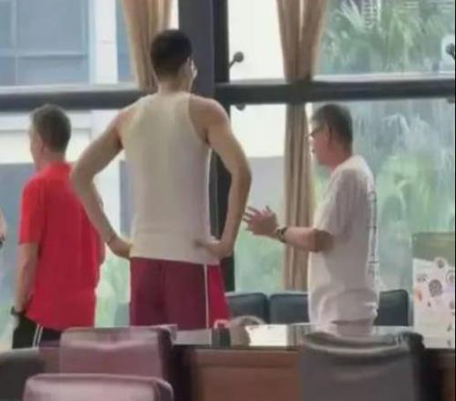 宏遠外籍教練和焦泊喬交流，兩人相談甚歡，廣東隊下賽季充滿期待