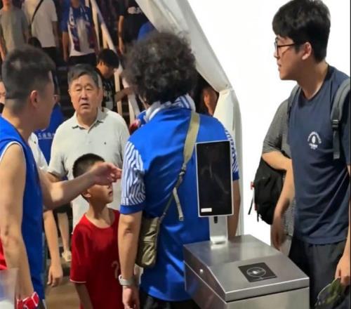 丟人現(xiàn)眼小球迷穿武磊國家隊球衣遭申花球迷圍攻,武磊官博深夜發(fā)文尋人