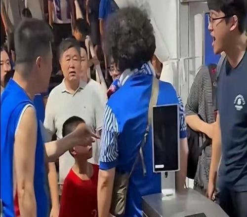 申花球迷罵穿武磊球衣小球迷不罵穿日本球衣的韓喬生：算啥東西