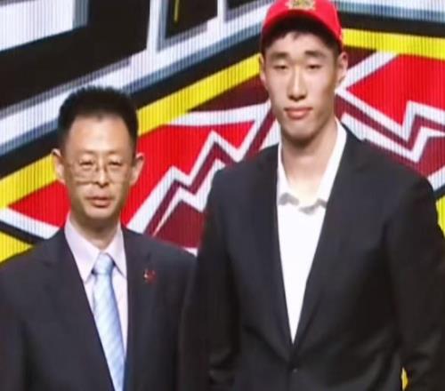 放棄爭(zhēng)冠了！廣東隊(duì)試訓(xùn)24歲新藍(lán)領(lǐng)中鋒，這就是焦泊喬的替補(bǔ)