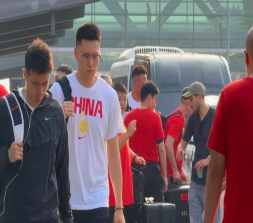 男籃抵達卡塔爾！眾球員展露疲憊，楊瀚森跟隊，全隊完成大合影！