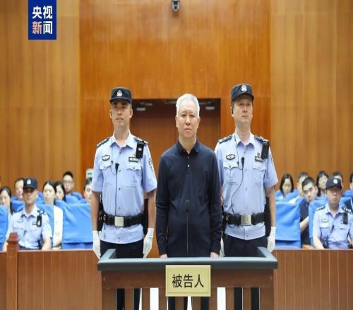 前員工談許家?。哼h看厲害近看抽象，很愛演，曾故意在草坪和球員對談