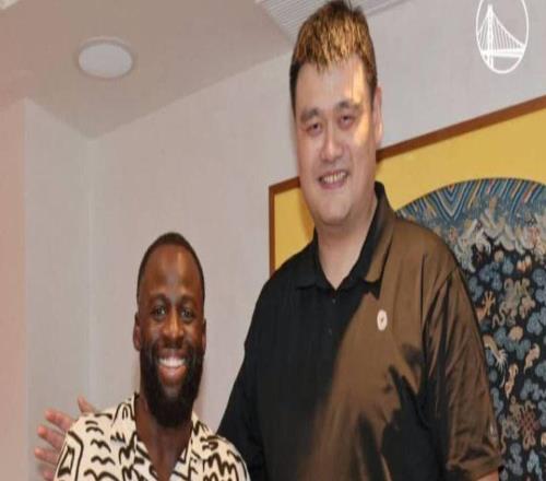 格林中國行再度合影姚明！勇士官方照搬一年前文案：傳奇相聚