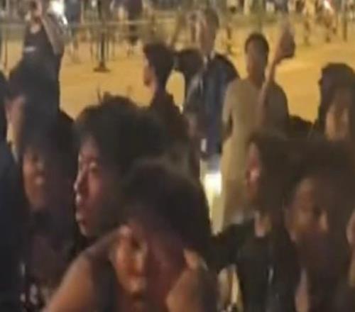 三鎮vs津門虎賽后有極端球迷圍堵客隊大巴，有人做出拉眼角動作