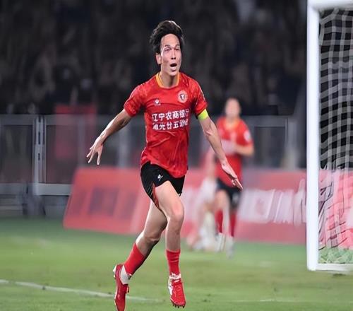 喜訊！邦本宜裕是遼寧鐵人上一輪中超拿分功臣，關(guān)鍵時(shí)刻罰進(jìn)點(diǎn)球