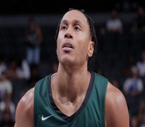 火箭官方：球隊(duì)與中鋒卡斯特羅簽下雙向合約同時(shí)裁掉后衛(wèi)牛頓