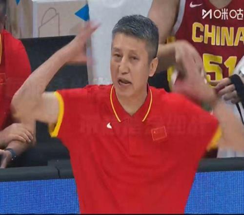 狂勝26分，他是男籃最大亮點(diǎn)，砍全隊(duì)高15+9，記者怒贊：他存在感很足