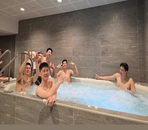 贏球心情好！李弘權賽后曬冰水浴視頻全隊表情放松