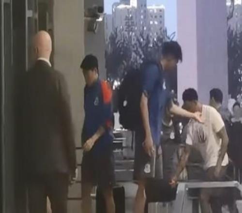記者：雖然朱辰杰缺席申花賽前最后一練，但他仍隨隊入住酒店
