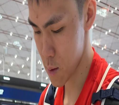 男籃赴?？趥鋺馃嵘恚∪犘那椴诲e，三寧哈欠，焦泊喬搭肩崔永熙