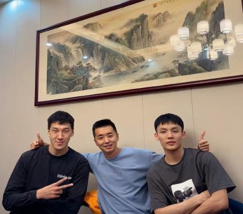 搞定杜潤旺后，同曦總經理曬舊合照，7個字引猜想，徐杰也要來
