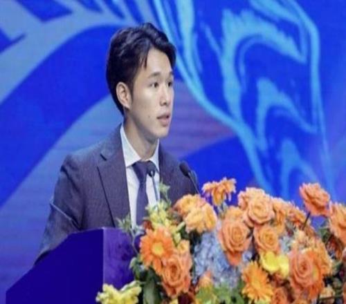 正式確定！廣東宏遠新老總公布，外教擔任主帥，徐杰面臨交易