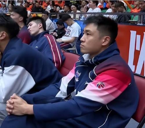 中國男籃高詩巖離隊(duì)胡明軒歸隊(duì)，郭士強(qiáng)糾正舊錯誤又犯新錯誤