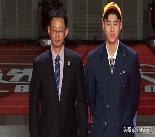 石奎棄選順位飆升！江蘇男籃榜眼簽挑中太原理工冠軍后衛曹芷豪
