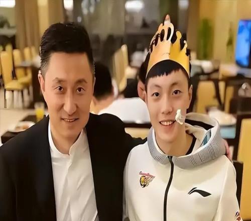 杜峰也沒想到，在清華附中讀書的兒子，如今15歲就開始為自己爭光