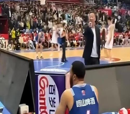 媒體人：北京首鋼有意求購青島小外援韋瑟斯龐的優先續約權
