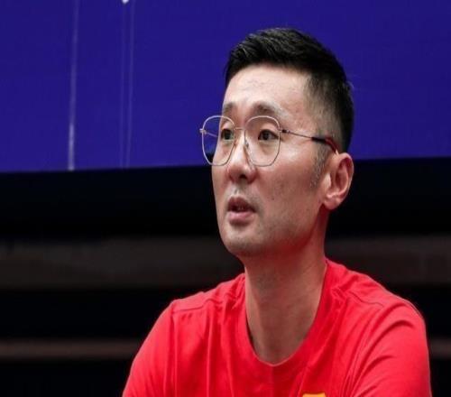 劉煒：現(xiàn)在的年輕后衛(wèi)能力比我們當(dāng)年強(qiáng)，但球員之間配合少