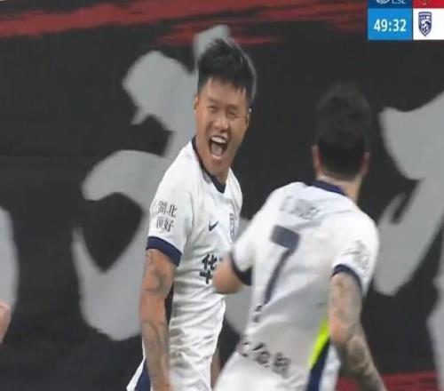 湖北日?qǐng)?bào)：雨夜硬扛領(lǐng)頭羊，武漢三鎮(zhèn)這場(chǎng)平局含金量十足