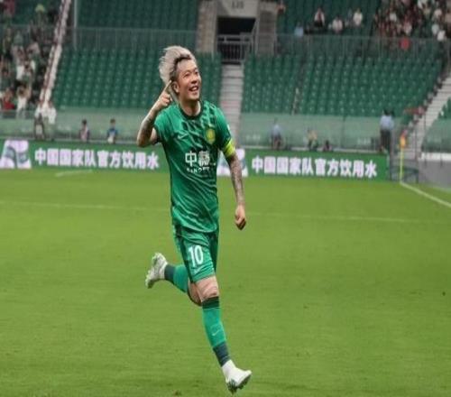 賽場(chǎng)瞬間國(guó)安21勝浙江綠城，法比奧獲贈(zèng)100場(chǎng)紀(jì)念球衣