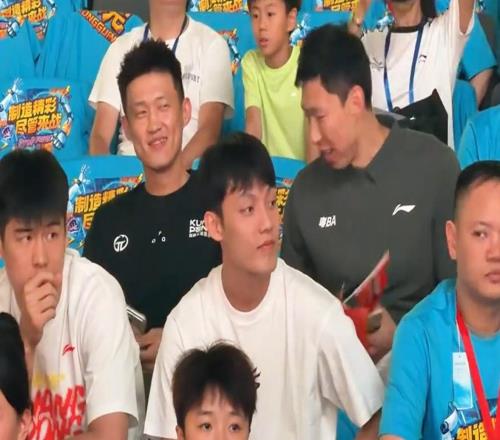 粵BA場邊星光熠熠！杜鋒領(lǐng)銜多位名宿，廣東男女籃多位球員助威！