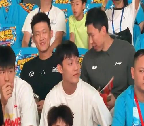 杜鋒一呼百應！一場球賽掀出中國籃球最強朋友圈8月1日，粵BA總決賽現(xiàn)場，一個畫面刷屏了