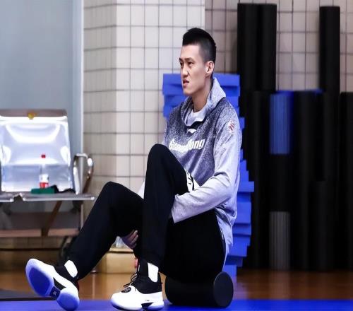 宏遠速遞！周鵬已正式跟隊，杜鋒打破與陳老板不和傳言，奎因自宣離隊