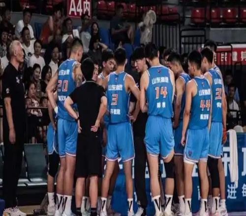 全國U19聯賽開門紅！山東男籃7959大勝新疆，王證砍下全隊最高18分，全隊多點得分僅一人未得分，聯防戰術牢牢鎖死對手內線進攻