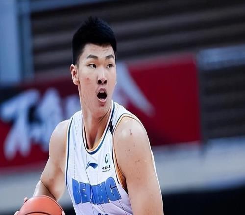 父母都是職業籃球選手，他是北京男籃球星，如今弟弟已到美國打球