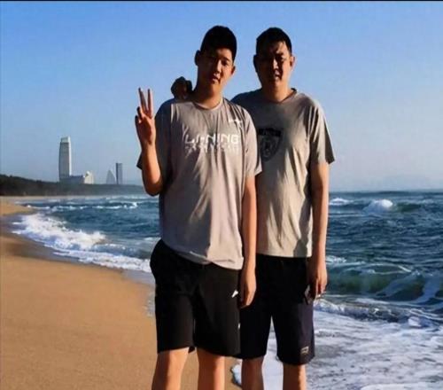 鞏曉彬兩兒子身高都超2米，實力如何一個打職業，一個赴美留學