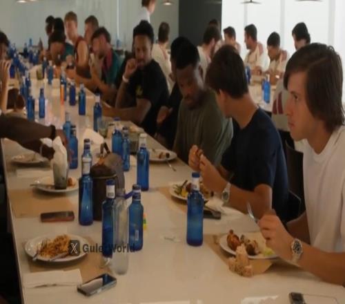 記者：穆帥要求皇馬全隊每天留在基地集中用餐，以增強團隊凝聚力