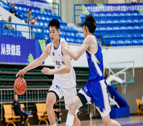 轟32+17+5！中國男籃19歲2米07新星閃耀：廣東未來內(nèi)線支柱