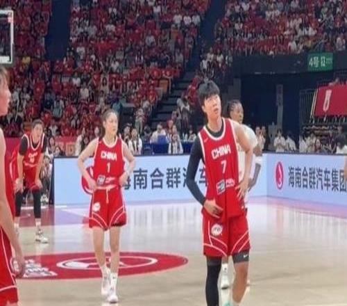 決戰(zhàn)時刻遭棄用！旅美小將鄧雨婷5人女籃國家隊首秀5中1獻6分1板