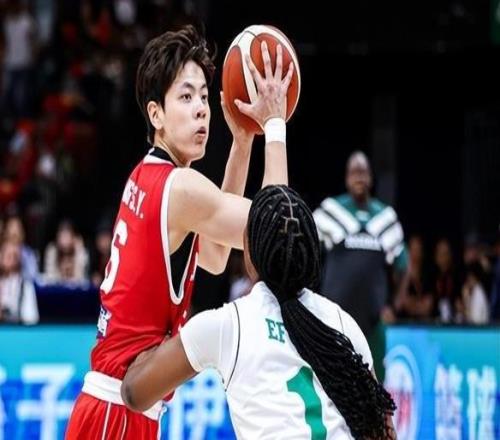 登場時間全隊第一！楊舒予結束留洋重返女籃國家隊首秀獻12分6助
