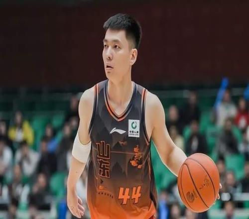 山東男籃16分大敗！祝銘震上演首秀，楊文學表現不佳