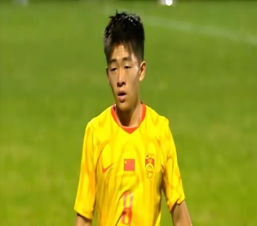 16歲踢中超,如今三場墊底!鄺兆鐳的“第一人”,到底被誰耽誤了
