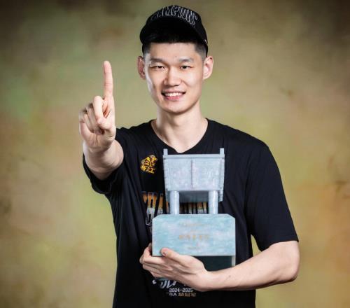 引進胡金秋掃清障礙！土豪球隊拼了，送出頂薪神射手，騰出頂薪位置！