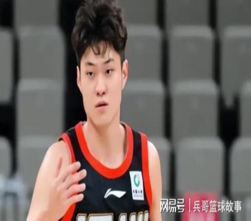 晚上7點！男籃正式官宣，23歲天才鋒線離隊，恐成下一個丁彥雨航
