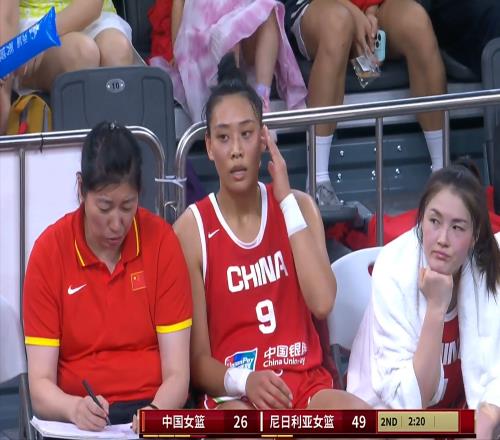 中國女籃半場落后29分，楊舒予23分爆發，2小將得分上雙