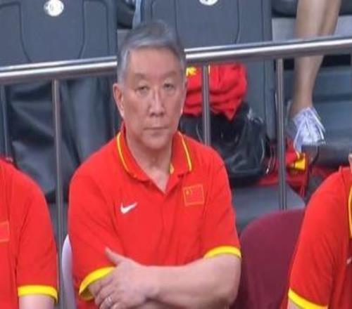 大爭(zhēng)議！中國(guó)女籃落后高達(dá)25分主力前鋒被拍攝到捂嘴偷笑引熱議