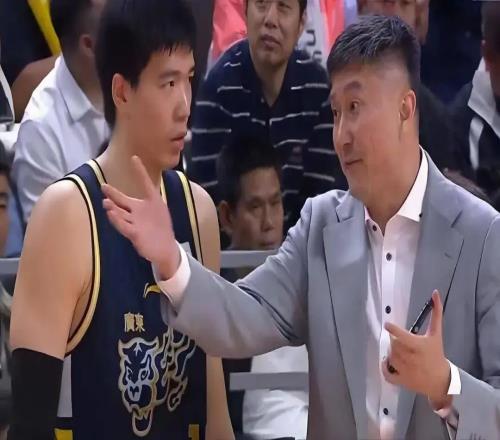 離開杜鋒會打球了！在廣東季后賽場均0.8分，國家隊15分鐘砍14+2