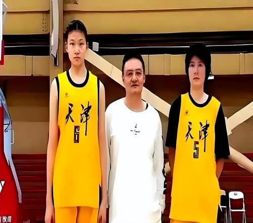 恭喜!中国女篮又一14岁2米20新星崛起:父亲2米01曾征战CBA