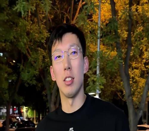 周琦晒视频提问:2米16的人去剪头会是什么体验