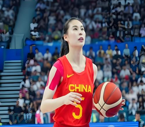 晴天霹雳!中国女篮1主力球员意外受伤,让人担忧