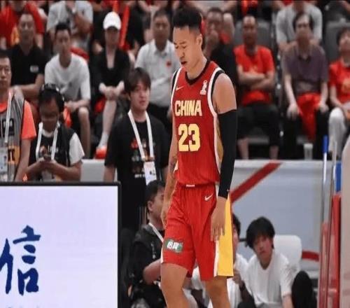 中国男篮胜利之夜,CBA联赛MVP却沦为酱油男,不是胡明轩赵继伟