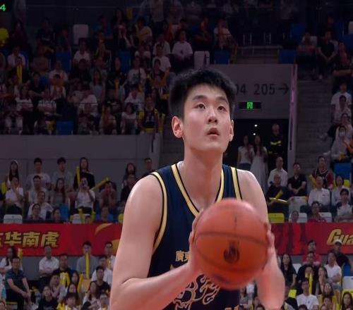 挤走徐杰!王洪泽打成广东队大腿,保底能进总决赛了!