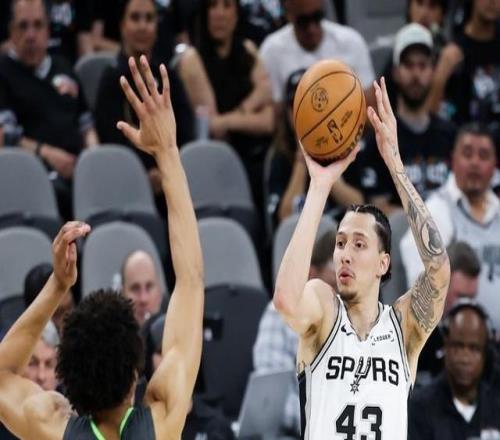 记者:沃特斯是少数上赛季的NBA球员,3分投射优势显著有持球能力